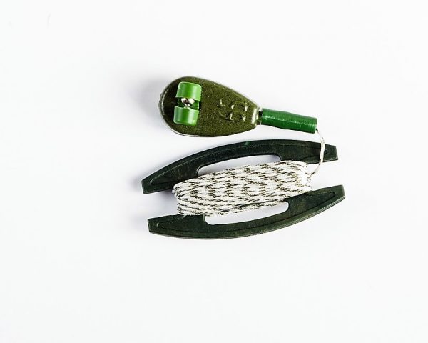 MAD CARP Ciężarek Back Lead z kulkami magnetycznymi. Waga 65g , długość linki 400cm , wytrzymałości 30 lbs ( 13,60 kg ). Ciężarek Back Lead z kulkami magnetycznymi to system stosowany przez wędkarzy, którzy chcą pozbyć się efektu napiętej żyłki, która występuje podczas połowów metodą gruntową . Działanie systemu polega na opuszczeniu po żyłce obciążnika , tak aby żyłka znalazła się na dnie zbiornika . Montaż systemu na wędce polega na zaczepieniu ciężarka za szczytówką na żyłce. Koniec linki wiążemy np. do podpórki lub Rod Poda . Pod wpływem swego ciężaru , system opuszcza się do wody zatapiając żyłkę. Powoduje to brak reakcji zestawu na ruchy wody (fałszywe brania na sygnalizatorze) oraz ryba nie jest w stanie zaczepić o żyłkę. Ponadto system jest tak skonstruowany , że uwalnia żyłkę podczas zacinania , nie powodując dodatkowego obciążenia zwijanego zestawu. Posuw zestawu na żyłce odbywa się płynnie i bez tarcia, dzięki zastosowaniu dwóch kulek (jedna wykonana z magnesu neodymowego). To rozwiązanie znakomicie się sprawdza przy zacinaniu ryby , ponieważ kulki nie mając ostrych krawędzi , nie narażają linki na zerwanie lub uszkodzenie.