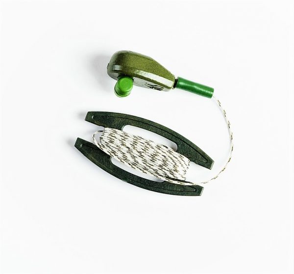 MAD CARP Ciężarek Back Lead z kulkami magnetycznymi. Waga 65g , długość linki 400cm , wytrzymałości 30 lbs ( 13,60 kg ). Ciężarek Back Lead z kulkami magnetycznymi to system stosowany przez wędkarzy, którzy chcą pozbyć się efektu napiętej żyłki, która występuje podczas połowów metodą gruntową . Działanie systemu polega na opuszczeniu po żyłce obciążnika , tak aby żyłka znalazła się na dnie zbiornika . Montaż systemu na wędce polega na zaczepieniu ciężarka za szczytówką na żyłce. Koniec linki wiążemy np. do podpórki lub Rod Poda . Pod wpływem swego ciężaru , system opuszcza się do wody zatapiając żyłkę. Powoduje to brak reakcji zestawu na ruchy wody (fałszywe brania na sygnalizatorze) oraz ryba nie jest w stanie zaczepić o żyłkę. Ponadto system jest tak skonstruowany , że uwalnia żyłkę podczas zacinania , nie powodując dodatkowego obciążenia zwijanego zestawu. Posuw zestawu na żyłce odbywa się płynnie i bez tarcia, dzięki zastosowaniu dwóch kulek (jedna wykonana z magnesu neodymowego). To rozwiązanie znakomicie się sprawdza przy zacinaniu ryby , ponieważ kulki nie mając ostrych krawędzi , nie narażają linki na zerwanie lub uszkodzenie.