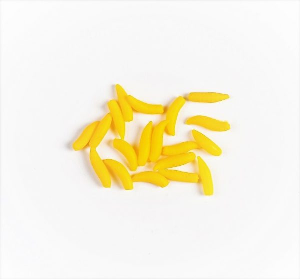 MAD CARP  Sztuczny Robak Żółty. Kolor żółty. Wykonany z gumy najwyższej jakości (ENSOFT SX-300-10A-D2-000). Sztuczny robak pływający, idealny do wszystkich metod gruntowych. Do złudzenia przypomina naturalne czerwie owadów. Idealnie wchłania i długo utrzymuje dipy , boostery , itp. . Przydatny wszędzie tam gdzie chcemy by nasza przynęta nie zniknęła w roślinności lub mule. Najlepsze efekty daje gdy się go zadipuje i zaprezentuje na haczyku razem z innymi , również naturalnymi przynętami. Doskonały do połowu pstrąga. Rozmiar 11mm-12mm. 20 sztuk w opakowaniu.
