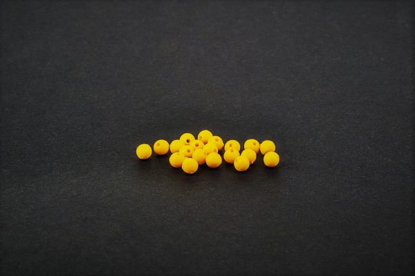 MAD CARP  Koraliki zderzakowe. Przekrój 4mm. Kolor żółty .  Koraliki wykonane z polipropylenu (Moplen HP 548 R), idealne do zabezpieczania węzłów. 20 sztuk w opakowaniu.