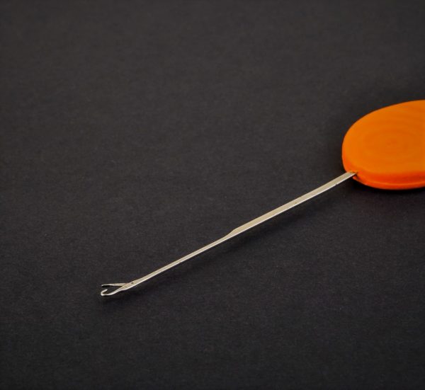 MAD CARP. Igła do kulek proteinowych. Długość całkowita – 95mm, część robocza – 60mm, średnica części roboczej – 1,mm, część robocza wykonana  z hartowanej stali., uchwyt wykonany z tworzywa s poliestru.