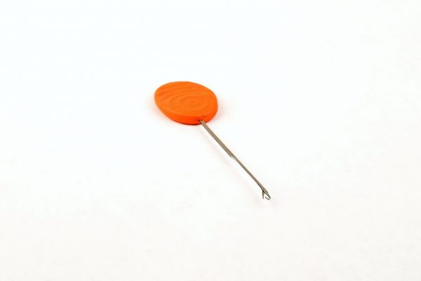 MAD CARP. Igła do kulek proteinowych. Długość całkowita – 95mm, część robocza – 60mm, średnica części roboczej – 1,mm, część robocza wykonana  z hartowanej stali., uchwyt wykonany z tworzywa s poliestru.