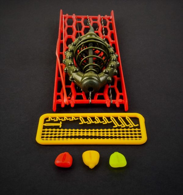 MAD CARP. Zestaw karpiowy ze sprężyną zanętową na rzekę 80 gr. nr 3. Składa się on z plecionki przyponowej złożonej się ze splotu 16 specjalnych włókien o długości ok. 60 cm , przyponu o długości ok. 16 cm , sprężyny na zanętę o wadze 80 gram, dwóch  krętlików , stopera i haczyka z włosem. Specjalna konstrukcja powoduje , że ryba po połknięciu haczyka początkowo nie czuje oporu i nie odrzuca połkniętej przynęty. Sprężyna zbudowana jest z doskonałej jakości stali oraz ciężarka z ołowiu. Części metalowe zestawu pomalowane są farbą proszkową . Najwyższej jakości koreański haczyk , wyprodukowany na nasze specjalne zamówienie z japońskiej , hartowanej , wysokowęglowej  stali , nie zawiedzie przy holowaniu nawet największych okazów ryb. Pokryty teflonem gwarantuje bezrefleksyjność w środowisku wodnym, oraz wyższą odporność na korozję . Zastosowano plecionkę przyponową o wytrzymałości 45 lbs (20,41 kg), przypon 30lbs ( 13,60 kg ).  Całość zamocowana na odpowiednim stelażu , uniemożliwiającym splątanie zestawu.