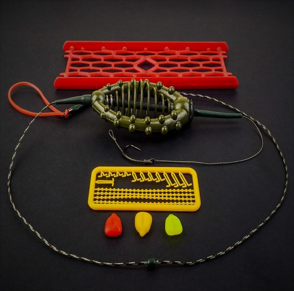 MAD CARP    Zestaw karpiowy ze sprężyną zanętową na rzekę 80 gr. nr 3. Składa się on z plecionki przyponowej złożonej się ze splotu 16 specjalnych włókien o długości ok. 60 cm , przyponu o długości ok. 16 cm , sprężyny na zanętę o wadze 60 gram, dwóch  krętlików , stopera i haczyka z włosem. Specjalna konstrukcja powoduje , że ryba po połknięciu haczyka początkowo nie czuje oporu i nie odrzuca połkniętej przynęty. Sprężyna zbudowana jest z doskonałej jakości stali oraz ciężarka z ołowiu. Części metalowe zestawu pomalowane są farbą proszkową . Najwyższej jakości koreański haczyk , wyprodukowany na nasze specjalne zamówienie z japońskiej , hartowanej , wysokowęglowej  stali , nie zawiedzie przy holowaniu nawet największych okazów ryb. Pokryty teflonem gwarantuje bezrefleksyjność w środowisku wodnym, oraz wyższą odporność na korozję . Zastosowano plecionkę przyponową o wytrzymałości 45 lbs (20,41 kg), przypon 30lbs ( 13,60 kg ).  Całość zamocowana na odpowiednim stelażu , uniemożliwiającym splątanie zestawu.